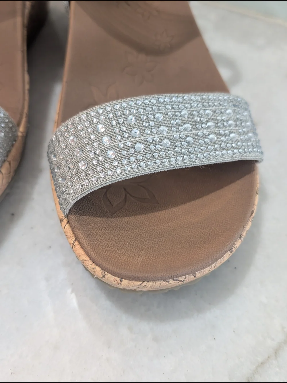 Sketchers Beverlee Women's Silver Sparkle Wedge Luxe Comfort Foam Sandals Size 8